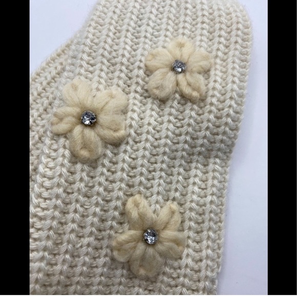 Portolano Flower Crochet Fingerless Gloves - Picture 3 of 5